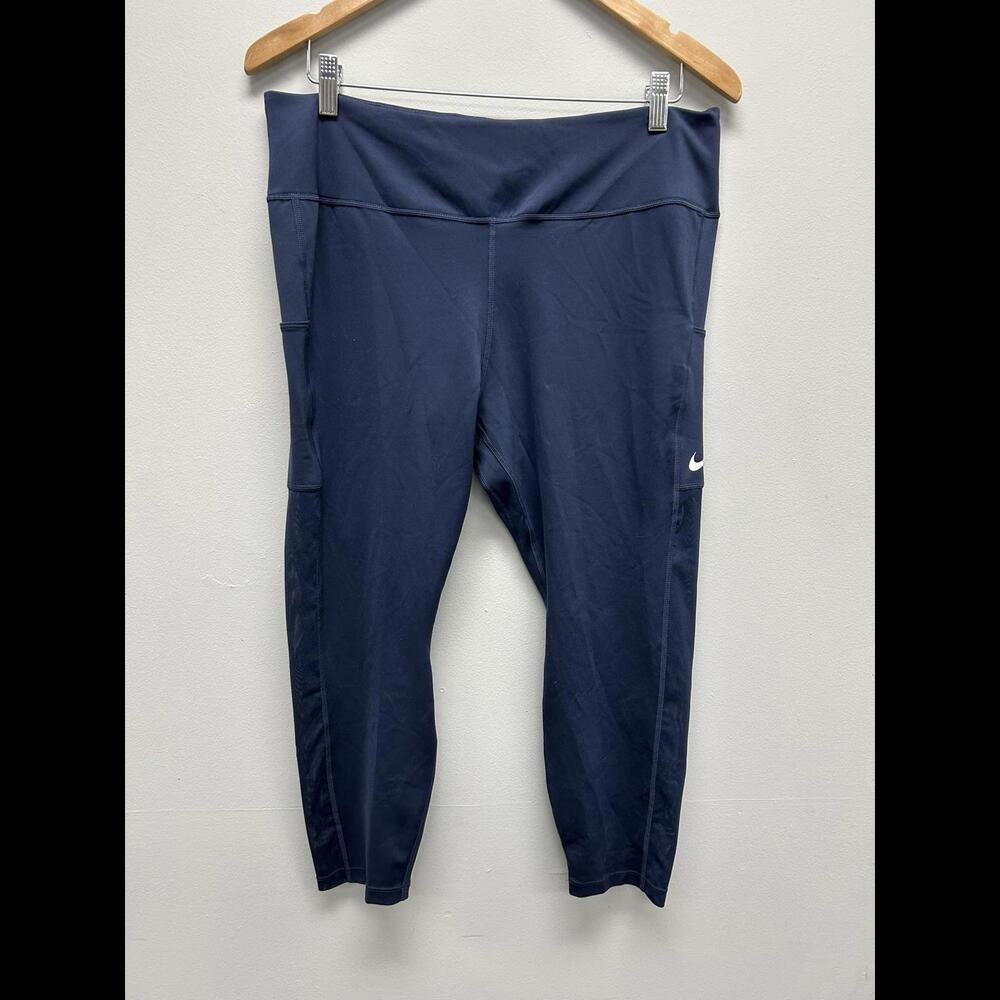 Nike Women's Navy Capris - Activewear Leggings